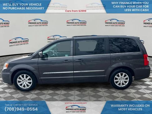 Used 2015 Chrysler Town & Country Touring image 9