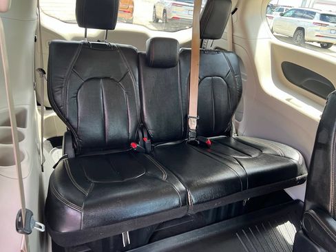 Used 2019 Chrysler Pacifica Touring Plus w/ Cold Weather Group FWD image 20