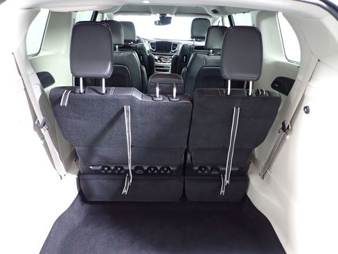 Used 2022 Chrysler Pacifica Touring-L w/ Uconnect Theater Family Group image 17