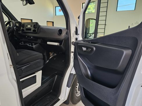 Used 2022 Mercedes-Benz Sprinter 2500 image 30