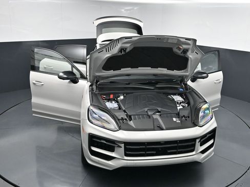 New 2025 Porsche Cayenne S AWD/4WD image 32