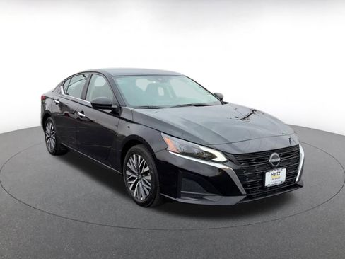 Used 2025 Nissan Altima 2.5 SV image 3