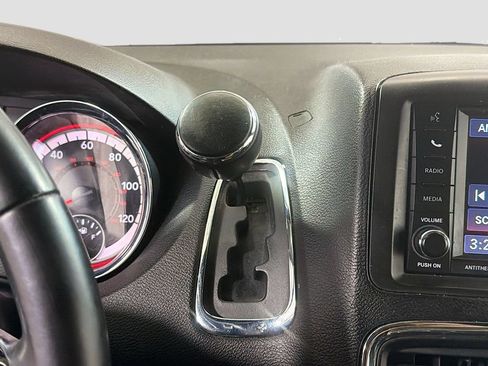 Used 2019 Dodge Grand Caravan SXT FWD image 17