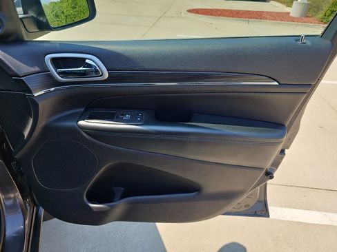 Used 2019 Jeep Grand Cherokee Limited AWD/4WD image 14