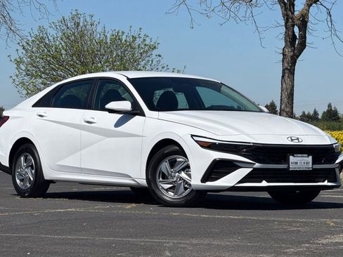 New 2026 Hyundai Elantra SE image 2
