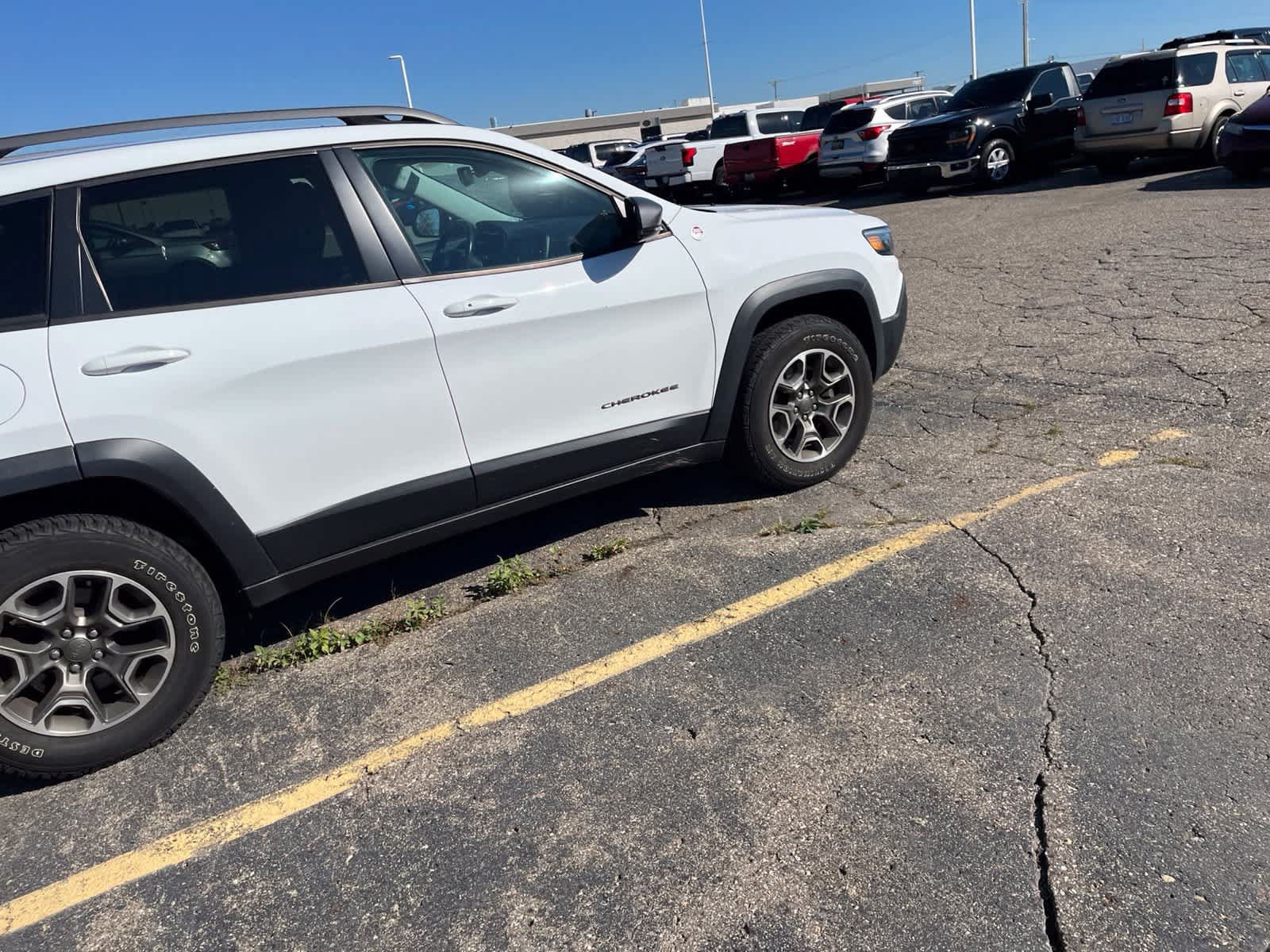 Used 2020 Jeep Cherokee Trailhawk w/ Cold Weather Group AWD/4WD image 16