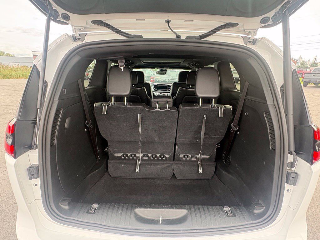 Used 2025 Chrysler Pacifica Limited FWD image 12