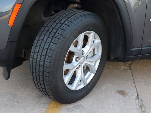 Used 2023 Jeep Grand Cherokee Limited image 18