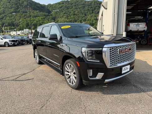 Used 2022 GMC Yukon XL Denali AWD/4WD image 3