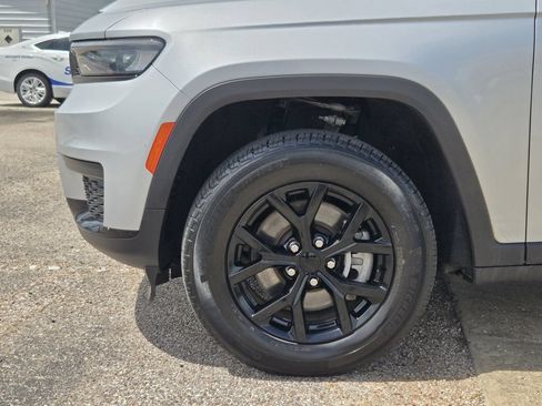 Used 2024 Jeep Grand Cherokee L Laredo AWD/4WD image 9