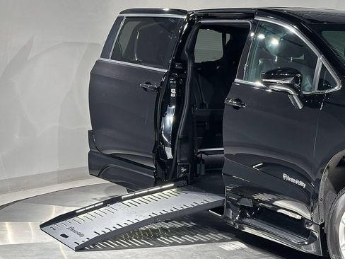 Used 2025 Chrysler Pacifica Select FWD image 24