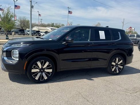 Used 2025 Mitsubishi Outlander SE image 3