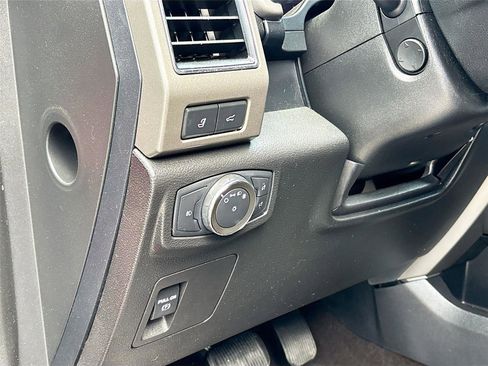 Used 2021 Ford Expedition XLT image 10