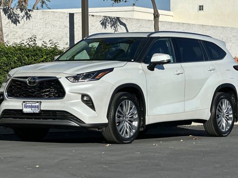 Used 2023 Toyota Highlander Platinum image 8