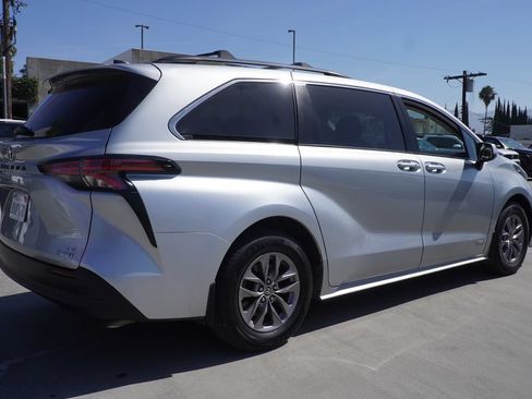 Used 2021 Toyota Sienna LE FWD image 6