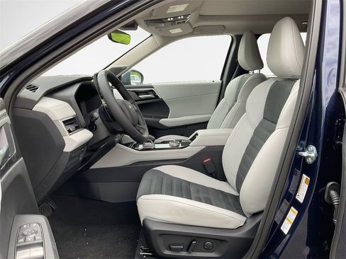 New 2025 Mitsubishi Outlander SE image 11