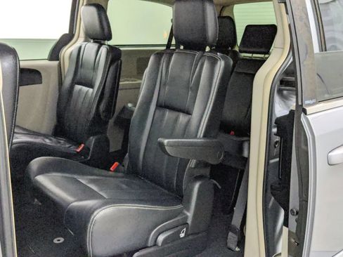 Used 2014 Chrysler Town & Country Touring image 24