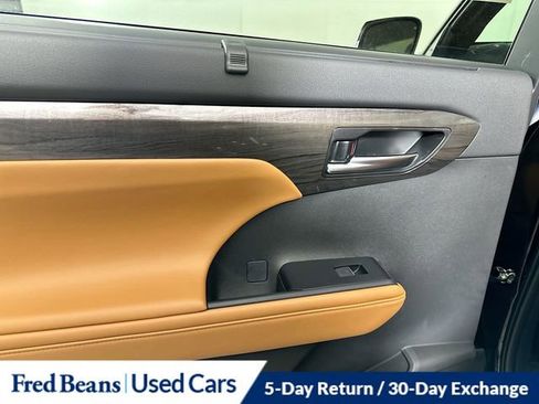 Used 2025 Toyota Highlander Platinum image 25