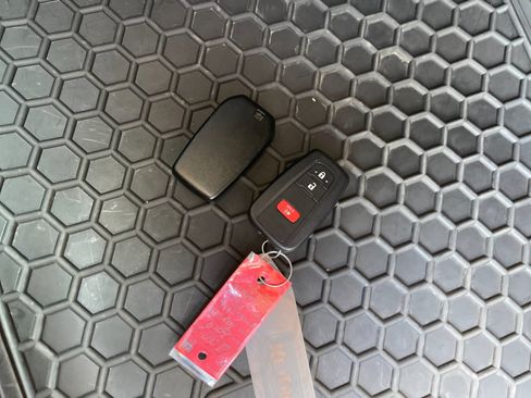 Used 2019 Toyota C-HR XLE FWD image 9