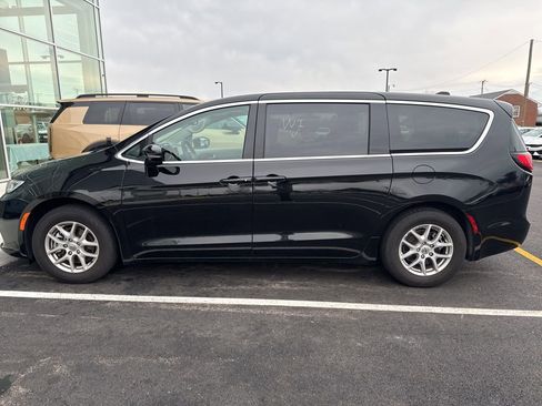 Used 2024 Chrysler Pacifica Touring-L image 6