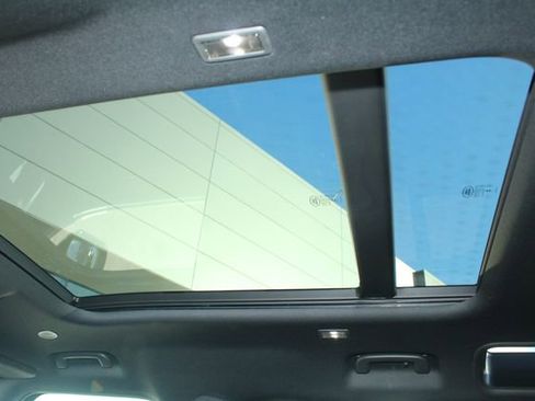 Used 2024 Land Rover Defender 110 X-Dynamic SE image 24