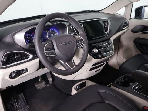 Used 2024 Chrysler Pacifica Touring-L image 28