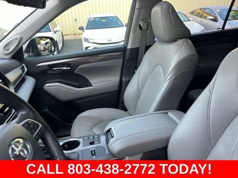 Used 2023 Toyota Highlander Limited FWD image 9