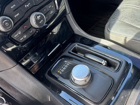 Used 2018 Chrysler 300 S w/ 300S Premium Group image 10