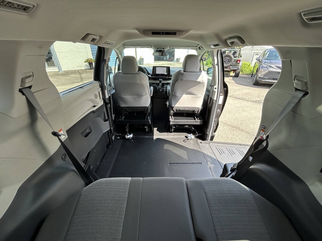 Used 2024 Toyota Sienna LE FWD image 10