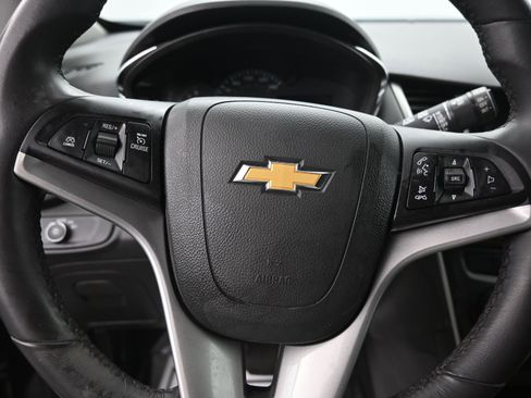 Used 2020 Chevrolet Trax LT w/ LT Convenience Package image 18