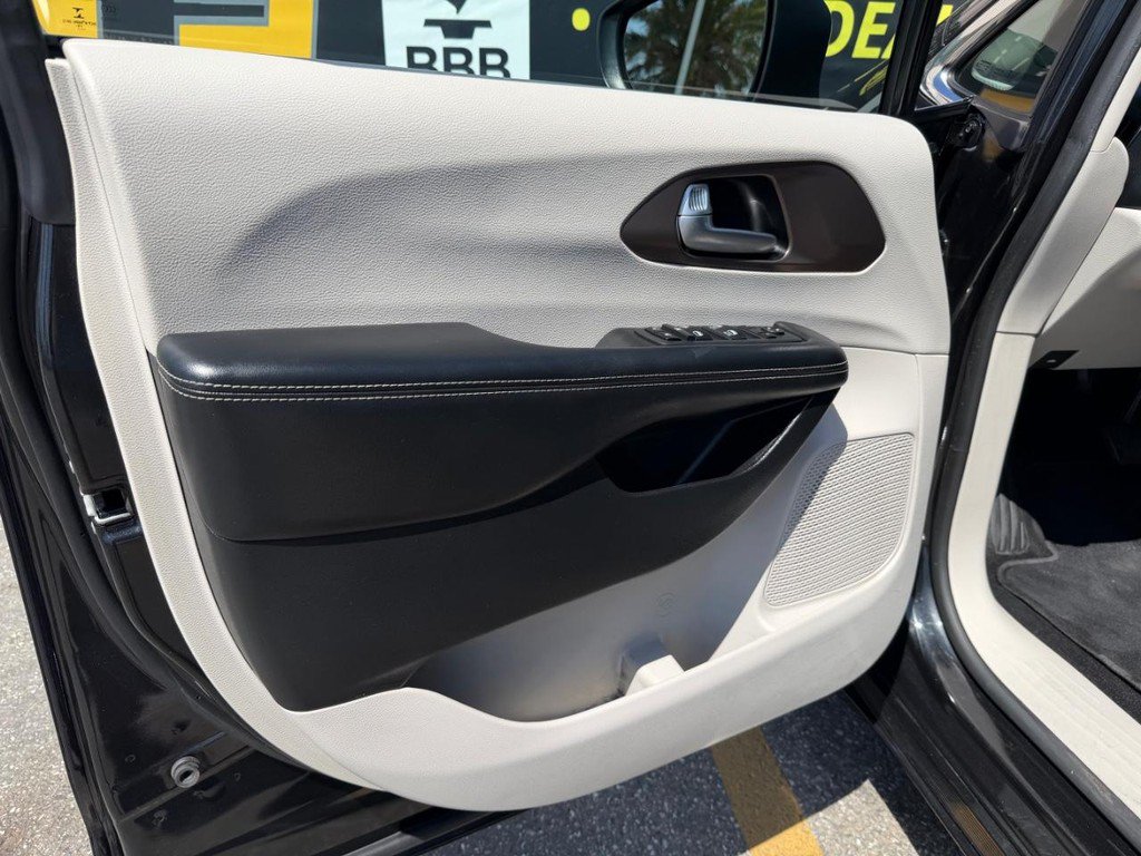 Used 2020 Chrysler Voyager LX FWD image 15