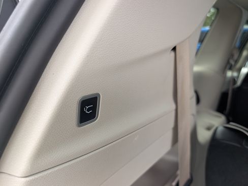 Used 2023 Chrysler Pacifica Touring-L FWD image 14