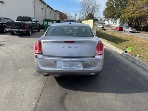 Used 2014 Chrysler 300 C image 9