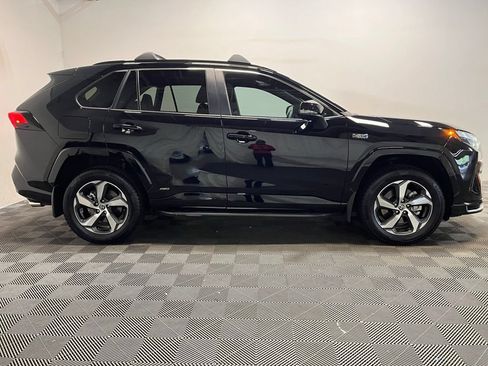 Used 2022 Toyota RAV4 SE w/ Weather & Moonroof Package AWD/4WD image 4