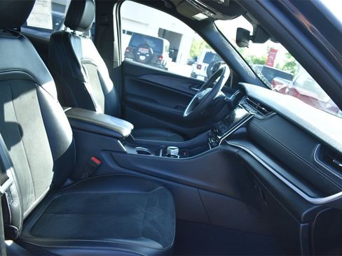 Used 2024 Jeep Grand Cherokee Altitude image 16