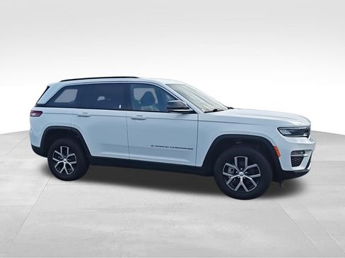 Used 2024 Jeep Grand Cherokee Limited RWD image 2
