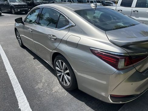 Used 2021 Lexus ES 300h w/ Premium Package FWD image 4
