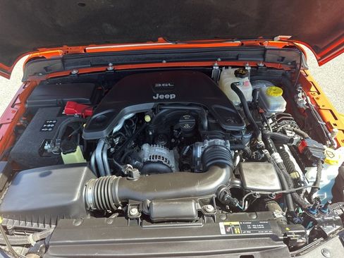 Used 2018 Jeep Wrangler Unlimited Sahara image 32