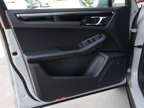 Certified 2025 Porsche Macan image 28