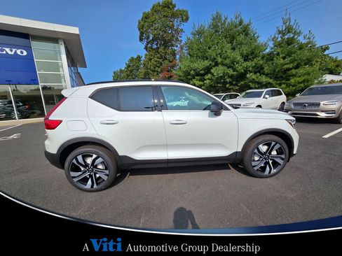 Used 2025 Volvo XC40 B5 Ultra w/ Climate Package image 9