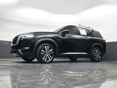 Certified 2025 Nissan Pathfinder Platinum w/ Cargo Package FWD image 42