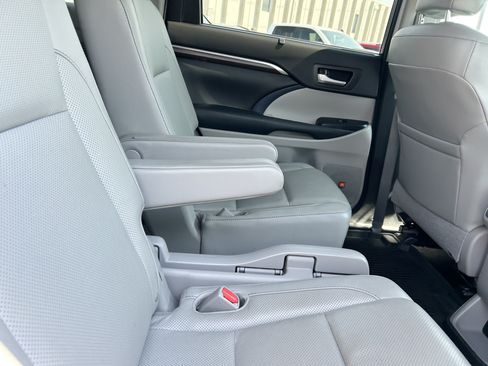 Used 2016 Toyota Highlander Limited Platinum AWD/4WD image 11