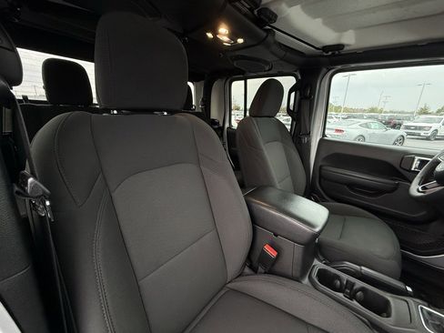 Used 2023 Jeep Gladiator Willys image 30