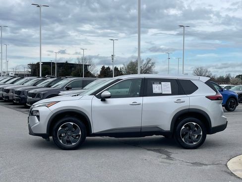 Used 2024 Nissan Rogue SV AWD/4WD image 4