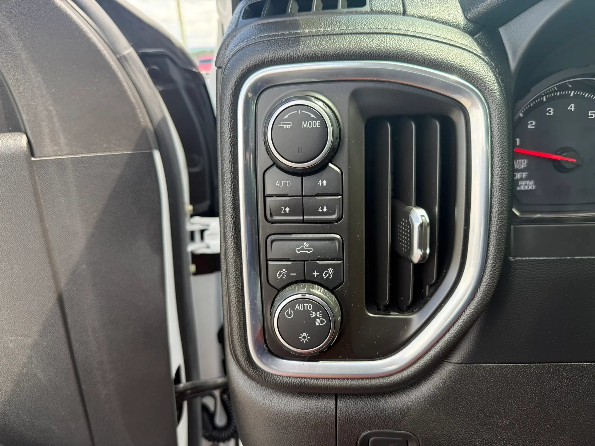 Used 2020 Chevrolet Silverado 1500 LT w/ Z71 Off-Road Package AWD/4WD image 13