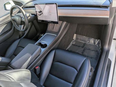 Used 2022 Tesla Model Y Long Range image 23