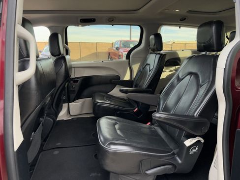 Used 2020 Chrysler Pacifica Limited image 29