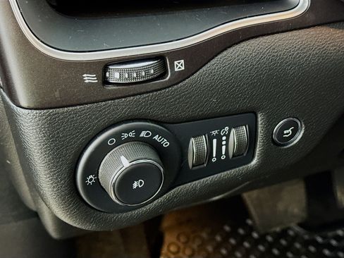 Used 2022 Jeep Cherokee Trailhawk w/ Premium Leather Package AWD/4WD image 12