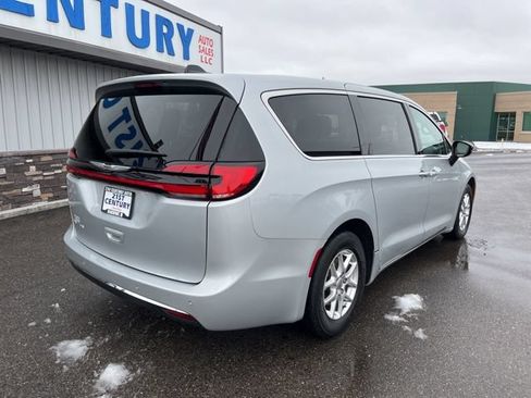 Used 2024 Chrysler Pacifica Touring-L FWD image 12