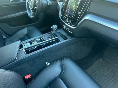 Used 2020 Volvo V60 T5 Cross Country image 16